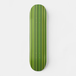 Viele bunte Streifen im grünen Muster Skateboard