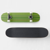 Viele bunte Streifen im grünen Muster Skateboard (Horizontaal)