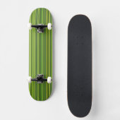 Viele bunte Streifen im grünen Muster Skateboard (Voorkant)