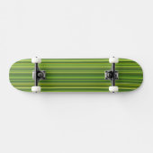 Viele bunte Streifen im grünen Muster Skateboard (Horizontaal)