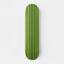 Viele bunte Streifen im grünen Muster Skateboard