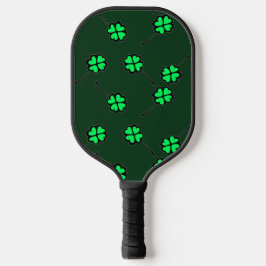 Vier bladklaver op donkergroen pickleball paddle