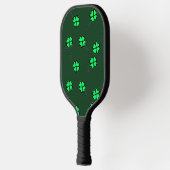 Vier bladklaver op donkergroen pickleball paddle (Links)