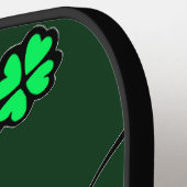 Vier bladklaver op donkergroen pickleball paddle (Links Detail)