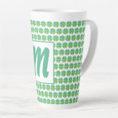 Vier bladluiken Pattern Green Blue Monogramed Latte Mok (Rechterhoek)