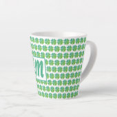 Vier bladluiken Pattern Green Blue Monogramed Latte Mok (Rechterhoek)