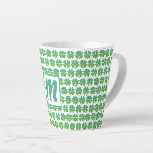 Vier bladluiken Pattern Green Blue Monogramed Latte Mok (Rechterhoek)