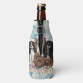 Vier Cavalier King Charles Spaniels in Flowers Flesjeskoeler (Fles Achterkant)