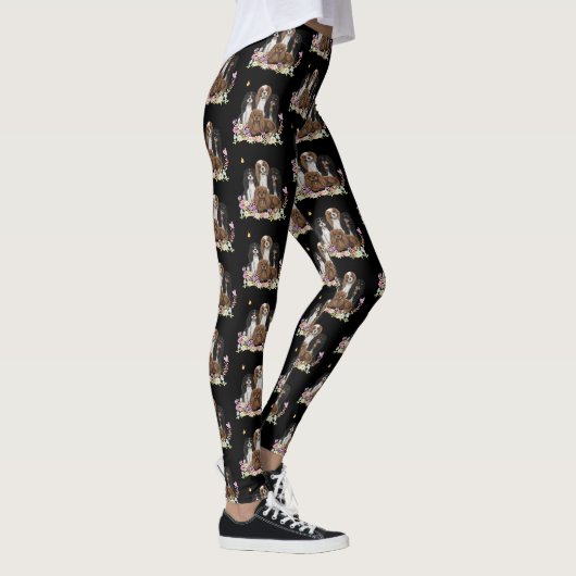Vier Cavalier King Charles Spaniels in Flowers Leggings (Rechts)