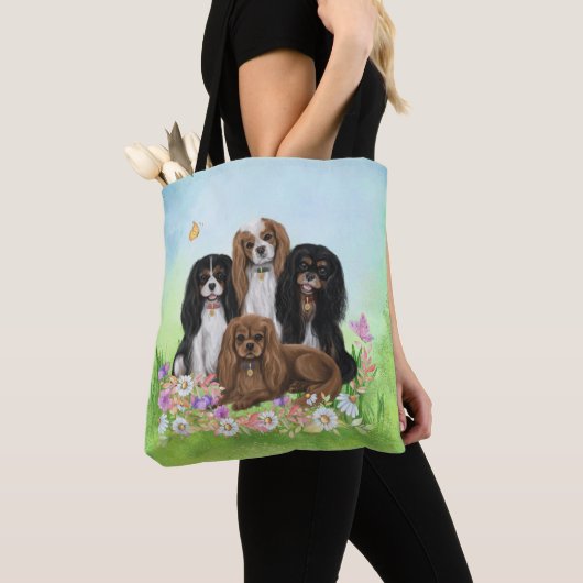 Vier Cavalier King Charles Spaniels in Flowers Tote Bag (Dichtbij)