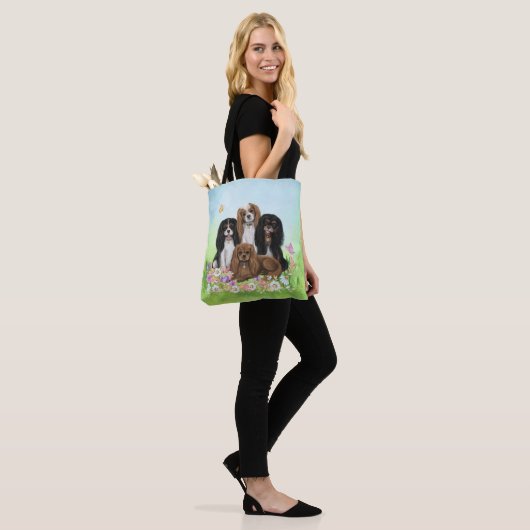 Vier Cavalier King Charles Spaniels in Flowers Tote Bag (Op model)