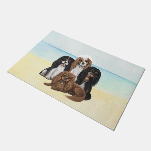 Vier Cavalier King Charles Spaniels op het strand Deurmat (Schuin)