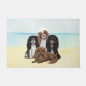 Vier Cavalier King Charles Spaniels op het strand Deurmat (Voorkant)