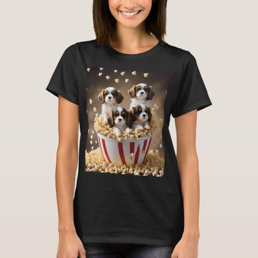 vier Cavalier Spaniel-Puppies in de popcorn, T-shirt (Voorkant)