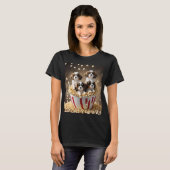 vier Cavalier Spaniel-Puppies in de popcorn, T-shirt (Voorkant volledig)