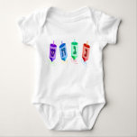 Vier Dreidels Baby Creeper Romper<br><div class="desc">Vier meerkleurige droidels die nun,  gimel,  hei en shin tonen. Nes Gadol Hayah Sham. Een Chanoeka-ontwerp.</div>