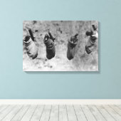 Vier eendags oude eenden die uit de schaduw zijn g canvas afdruk (Insitu (Houten vloer))
