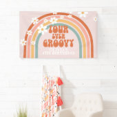 Vier Ever Groovy Retro Rainbow Daisy Birthday Spandoek (Insitu)
