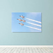 Vier F-16 Thunderbirds vliegen in dichte formatie Canvas Afdruk (Insitu (Houten vloer))