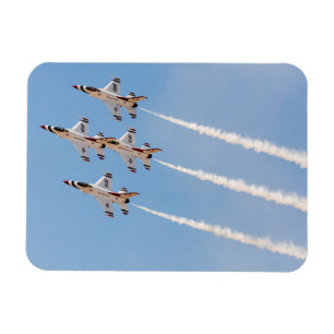 Vier F-16 Thunderbirds vliegen in dichte formatie Magneet