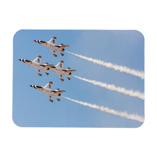 Vier F-16 Thunderbirds vliegen in dichte formatie Magneet (Horizontaal)