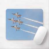 Vier F-16 Thunderbirds vliegen in dichte formatie Muismat (Met muis)