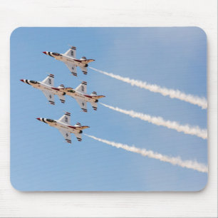 Vier F-16 Thunderbirds vliegen in dichte formatie Muismat