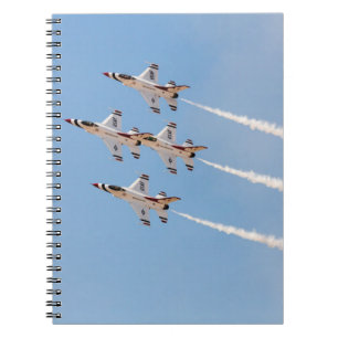 Vier F-16 Thunderbirds vliegen in dichte formatie Notitieboek