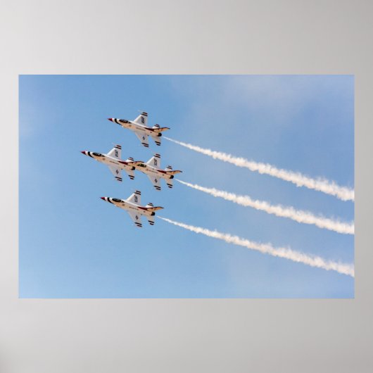 Vier F-16 Thunderbirds vliegen in dichte formatie Poster (Voorkant)