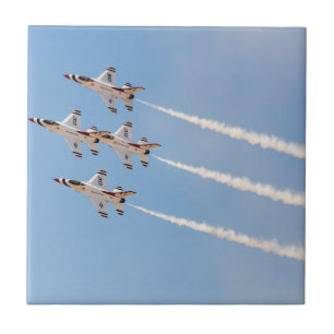 Vier F-16 Thunderbirds vliegen in dichte formatie Tegeltje