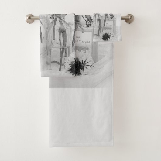 Vier flessen en witte bloemen bad handdoek (Insitu)