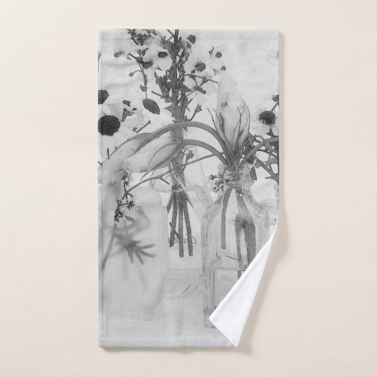 Vier flessen en witte bloemen bad handdoek (Handdoek)