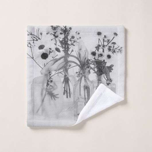 Vier flessen en witte bloemen bad handdoek (Wasdoekje)