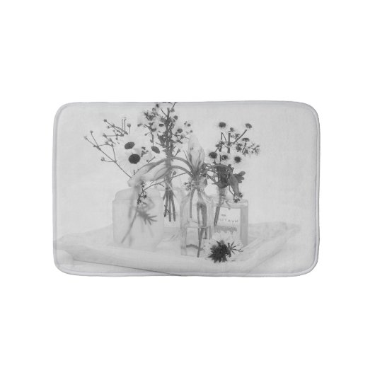Vier flessen en witte bloemen badmat (Voorkant)