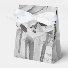 Vier flessen en witte bloemen bedankdoosjes