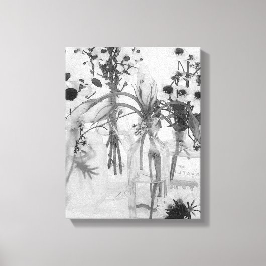 Vier flessen en witte bloemen canvas afdruk (Voorkant)