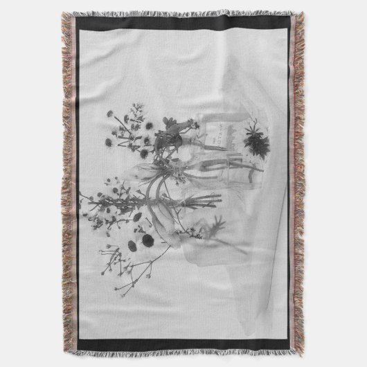 Vier flessen en witte bloemen deken (Voorkant Verticaal)