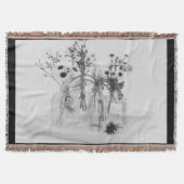 Vier flessen en witte bloemen deken (Voorkant)