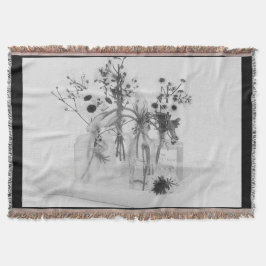 Vier flessen en witte bloemen deken