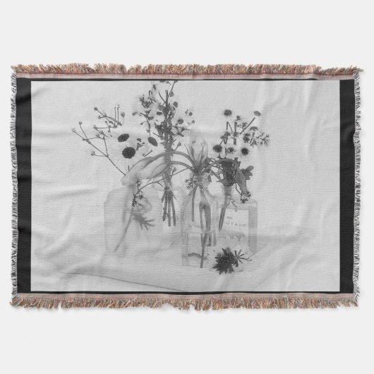 Vier flessen en witte bloemen deken (Voorkant)