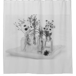 Vier flessen en witte bloemen douchegordijn
