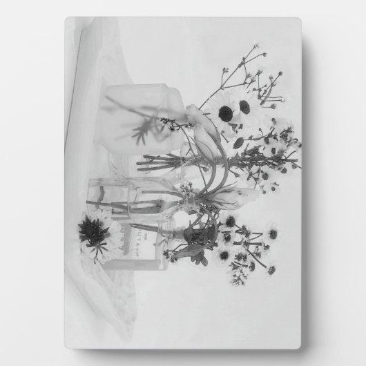 Vier flessen en witte bloemen fotoplaat (voorkant)