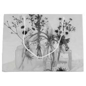 Vier flessen en witte bloemen groot cadeauzakje (Voorkant)