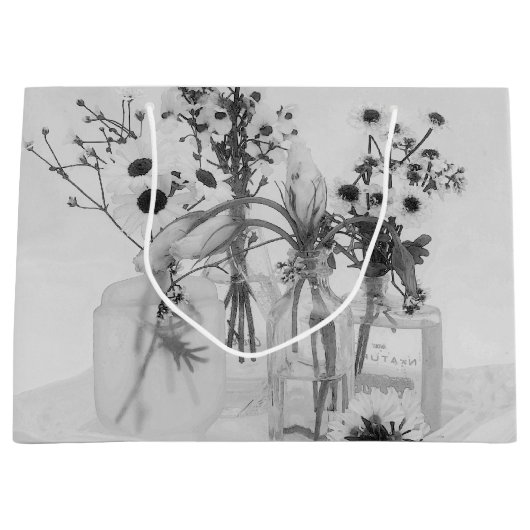 Vier flessen en witte bloemen groot cadeauzakje (Voorkant)