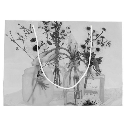 Vier flessen en witte bloemen groot cadeauzakje (Achterkant)