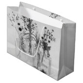 Vier flessen en witte bloemen groot cadeauzakje (Voorkant Gekanteld)