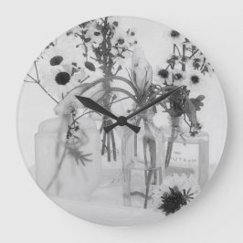 Vier Flessen en Witte Bloemen Grote Klok