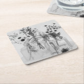 Vier flessen en witte bloemen kartonnen onderzetters (Schuin)