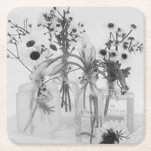 Vier flessen en witte bloemen kartonnen onderzetters (Voorkant)