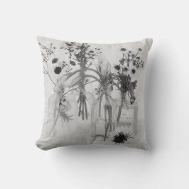 Vier flessen en witte bloemen kussen